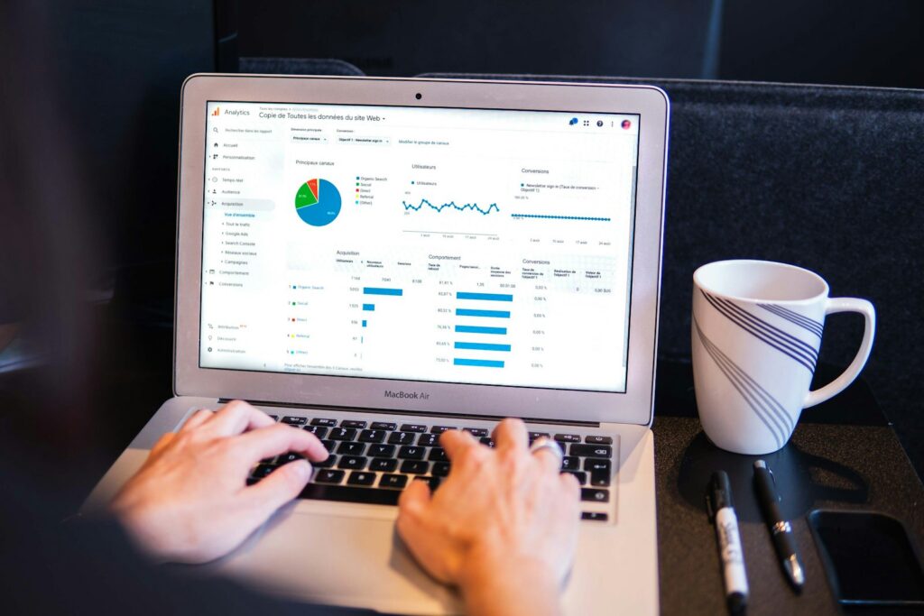 Panel de analítica web en un portátil para tomar decisiones de marketing basadas en datos