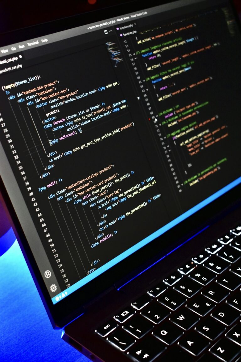 Código limpio de una página web en un portátil: diseño web SEO de alto rendimiento