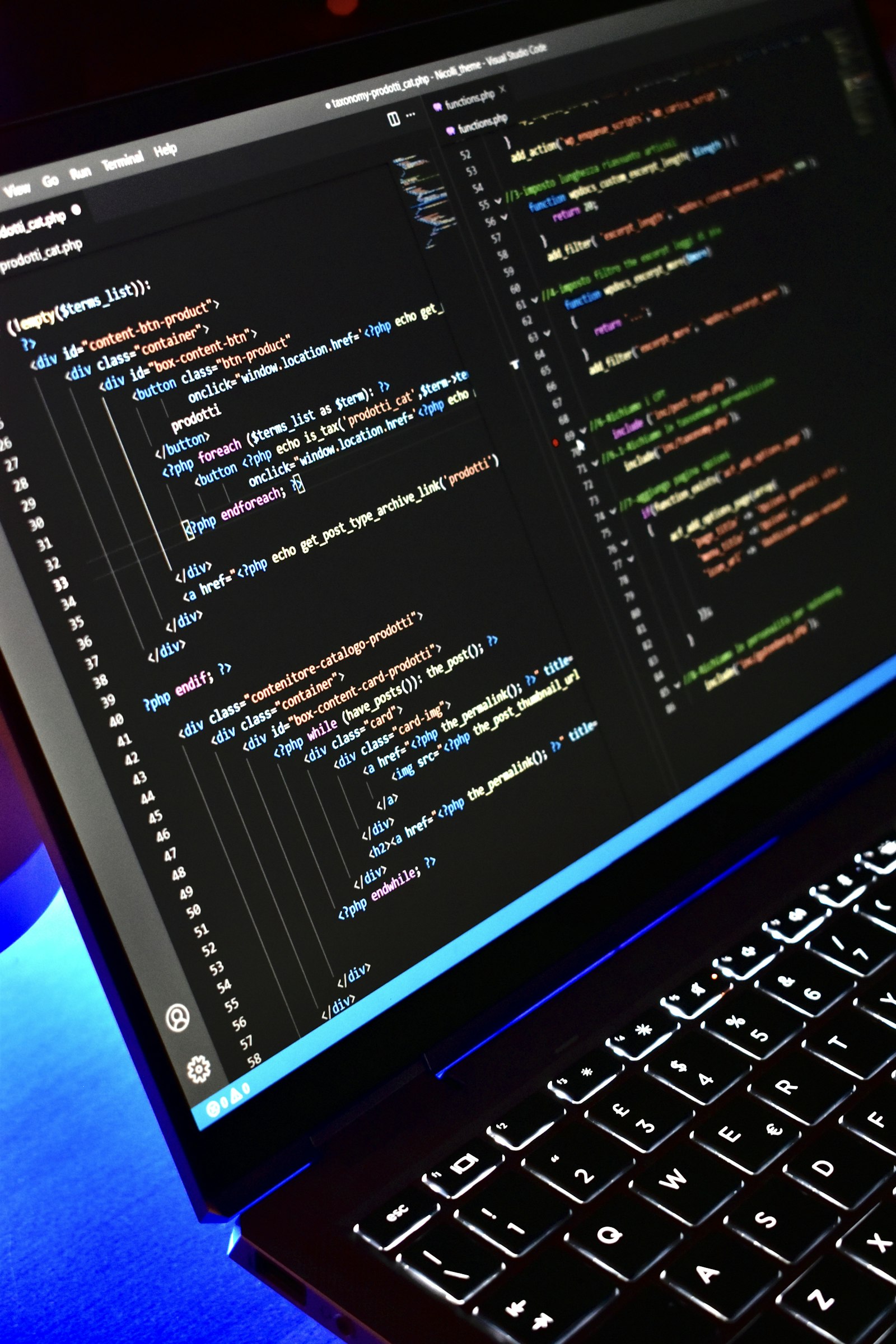 Código limpio de una página web en un portátil: diseño web SEO de alto rendimiento