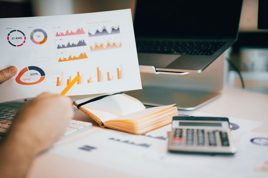 Informe con gráficos de resultados y calculadora para medir el retorno de la inversión en marketing