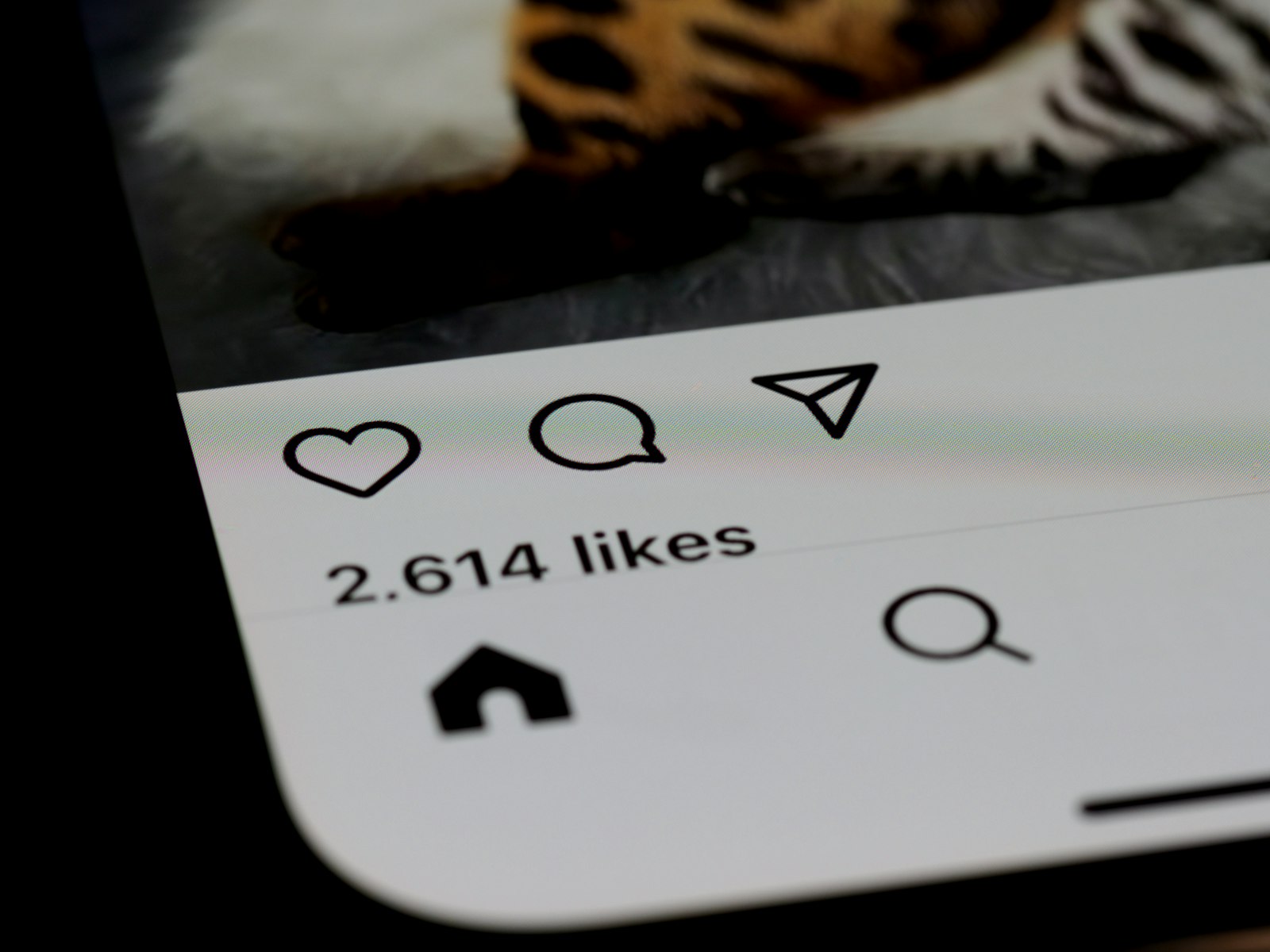 Móvil con likes en una red social: métricas vanidosas frente a resultados de negocio reales